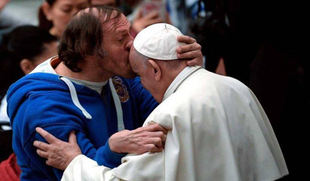 papa francesco bacio fronte