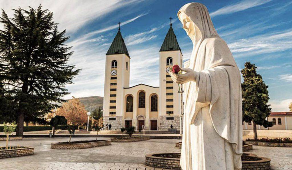 La parrocchia di san Giacomo a Medjugorje e prospiciente la statua della Madonna 