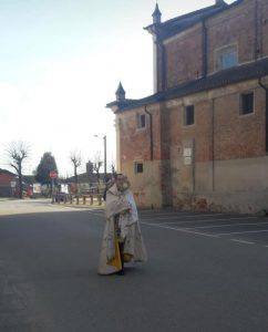 Don Paolo Ciccotti ha attraversato tutte le vie del paese portando da solo solennemente il Santissimo Sacramento.