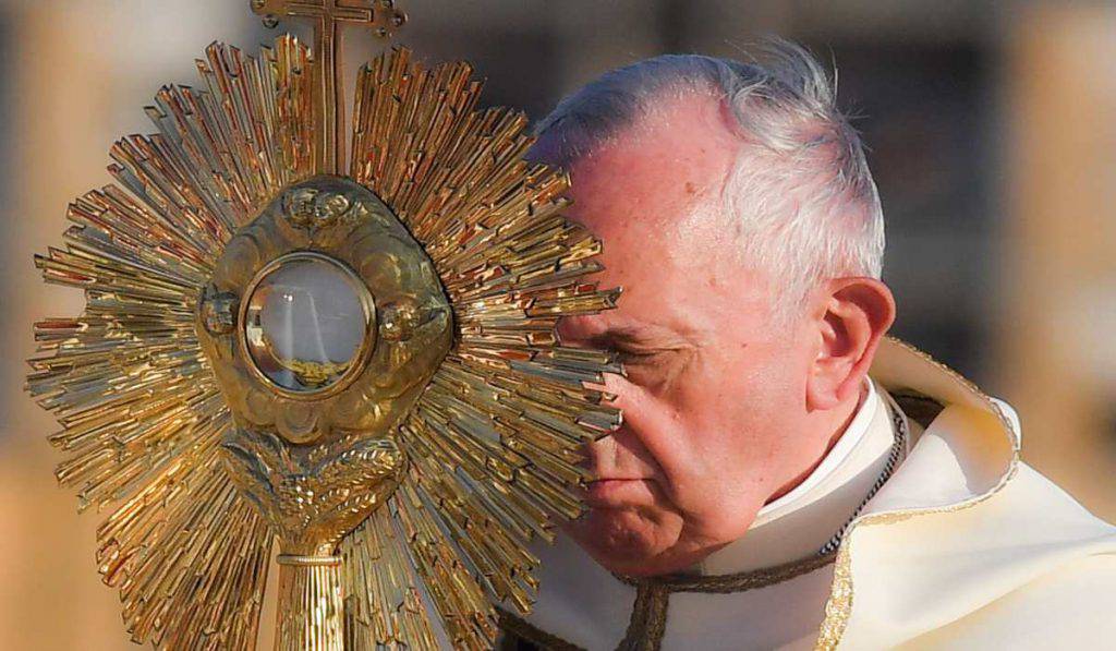 papa francesco adorazione