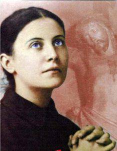 Santa Gemma Galgani contempla Gesù Crocifisso che tanto ha amato 