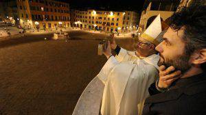 Il vescovo di Prato, Mons Giovanni Nerbini insieme al sindaco Matteo Biffoni, e ha mostrato la Sacra Cintola di Maria alla piazza.