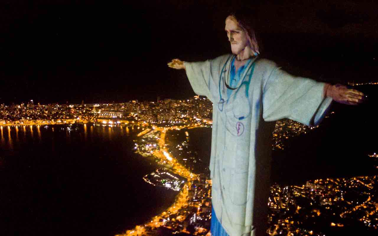 Cristo Redentore a Rio de Janeiro in Brasile vestito da medico
