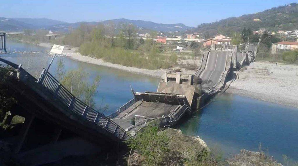 Ponte di Caprigliola crollato in provincia di Massa Carrara in Toscana