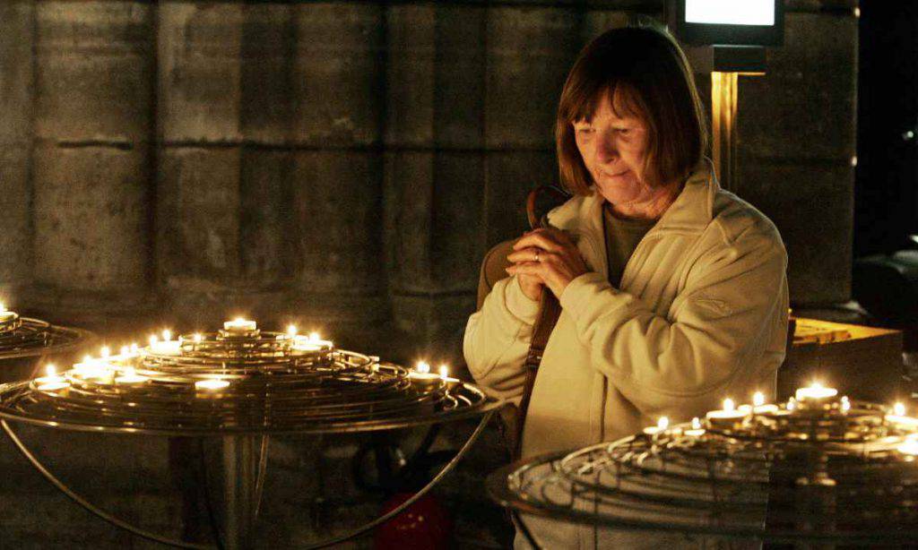 Donna prega a Notre Dame