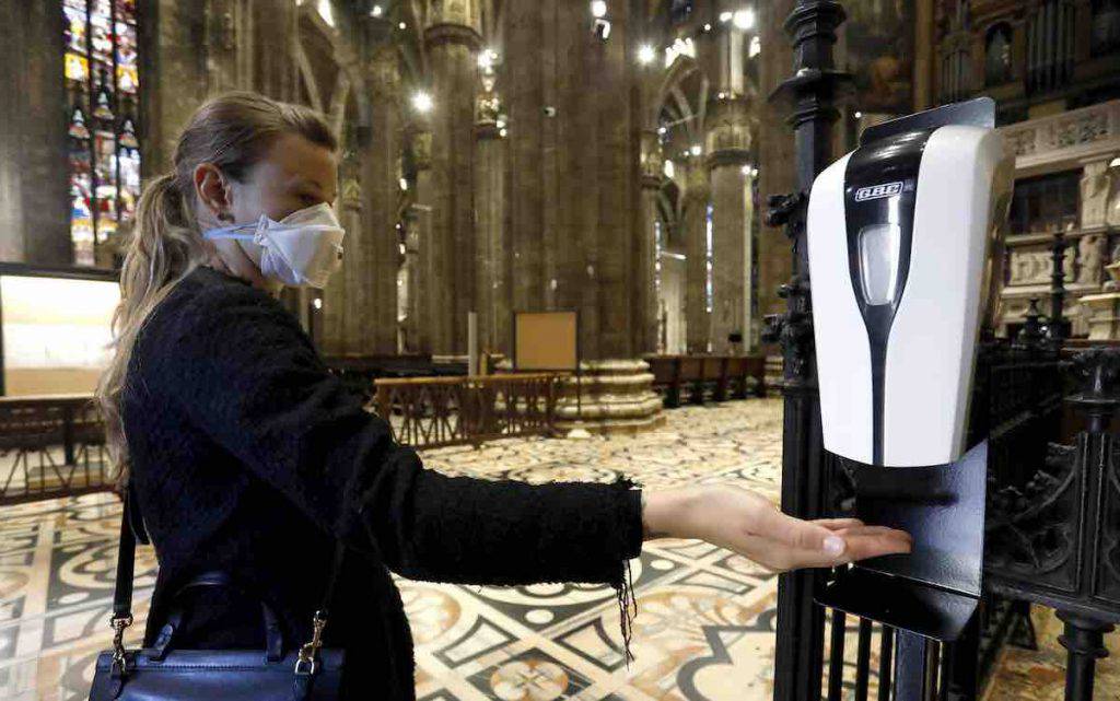 Duomo Milano messa 18 Maggio 2020 acqua santa amuchina