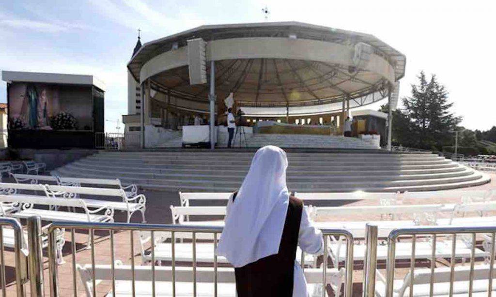 Medjugorje, pronti per la Messa con i fedeli dall'altare esterno,