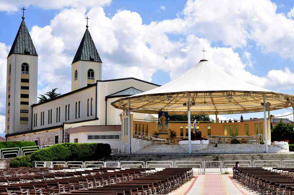 Coronavirus: la Messa a Medjugorje è celebrata sull'altare esterno