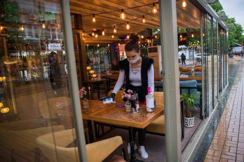 Coronavirus e gesti di solidarietà, paga un caffè 50 euro per aiutare il bar