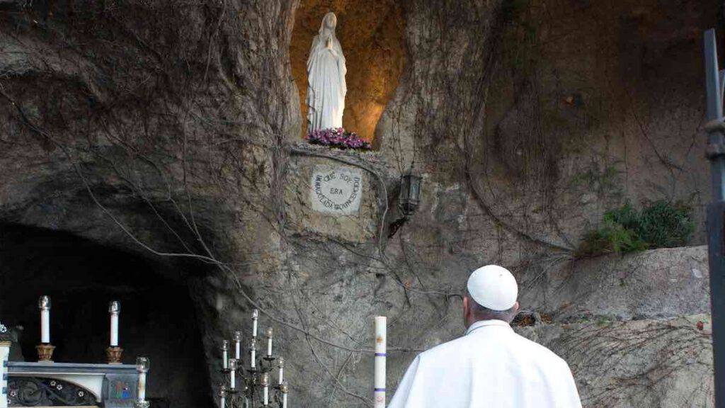 santo Rosario in mondovisione con Papa Francesco in diretta dalla grotta di Lourdes nei giardini vaticani
