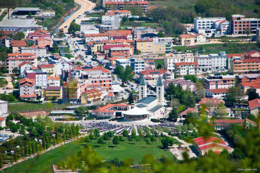 Panoramica della chiesa di San Giacomo a Medjugorje 