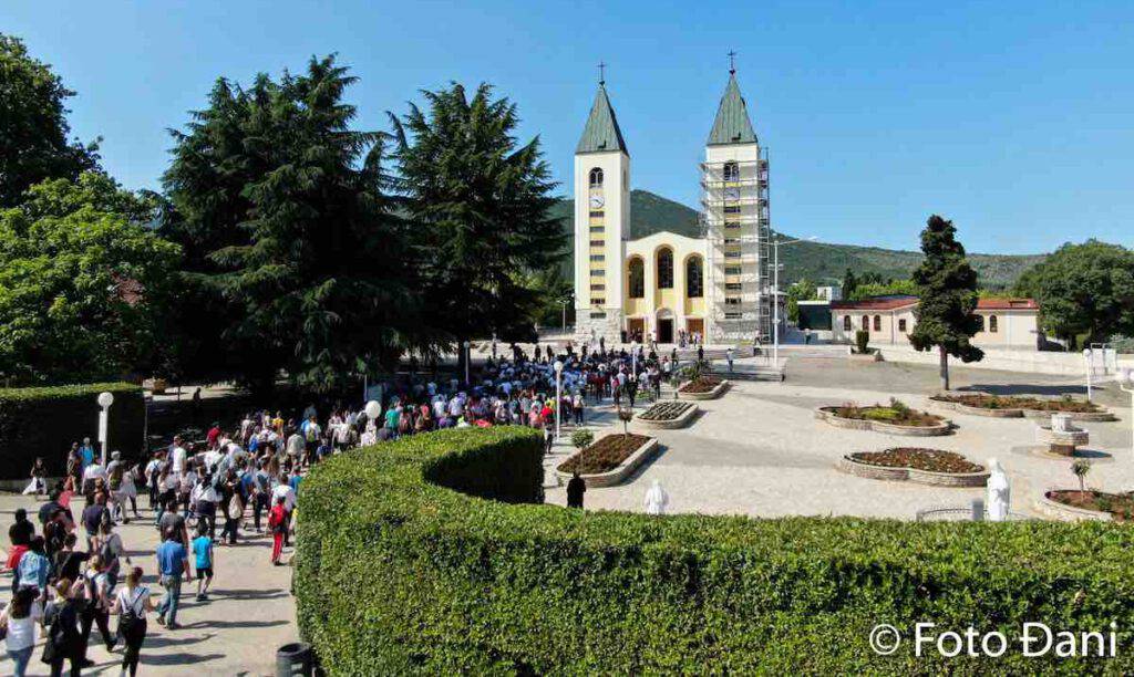 Medjugorje marcia-della-pace-2020-arrivo-alla-parrocchia-san-giacomo-medjugorje