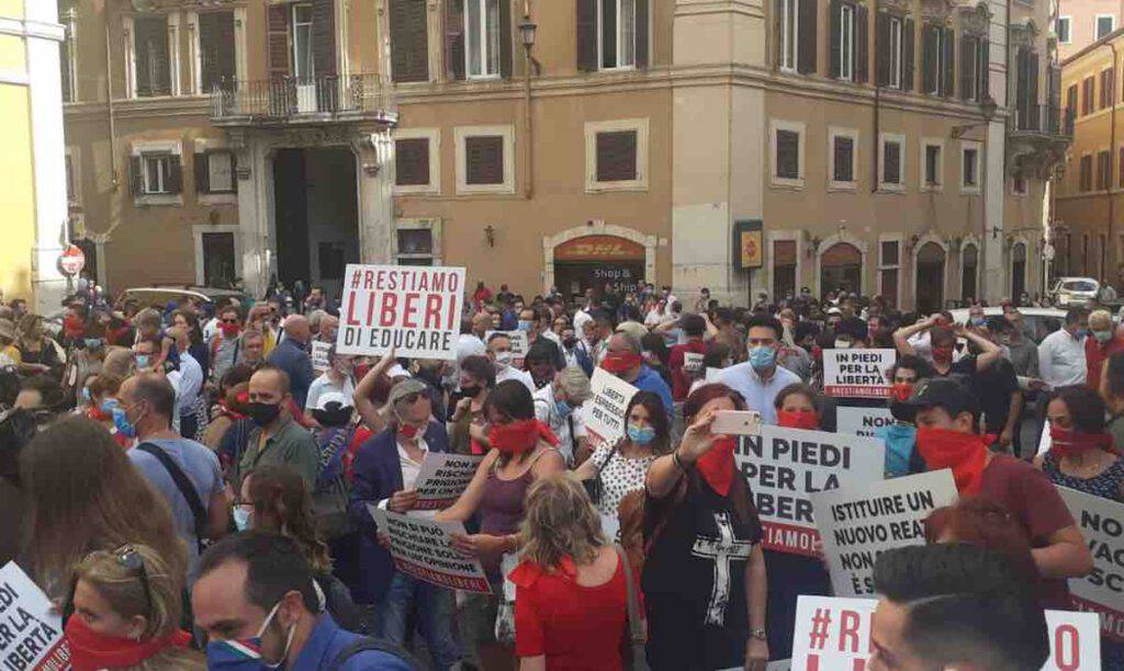 In centinaia a manifestare in piazza montecitorio a Roma il 16 luglio 2020 per il diritto alla libertà di opinione contro il Ddl zan