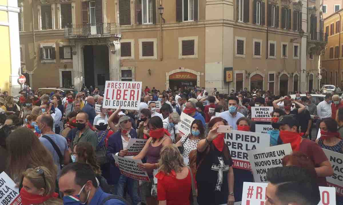 In centinaia a manifestare in piazza montecitorio a Roma il 16 luglio 2020 contro il ddl zan