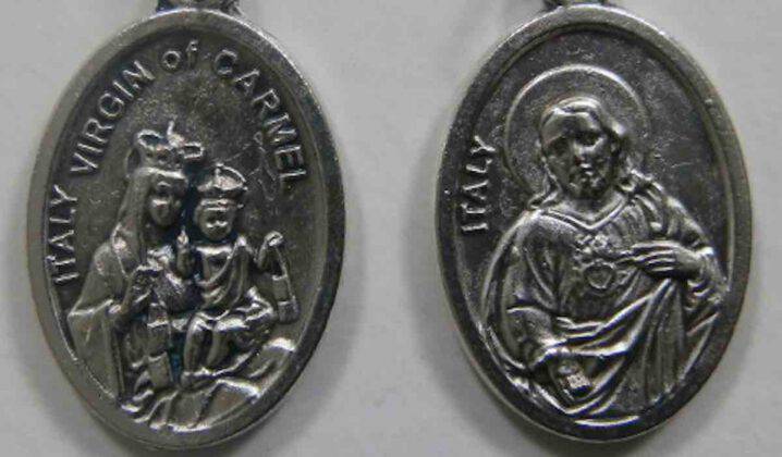 Gli Scapolari: origine, storia e usi di questi indumenti religiosi