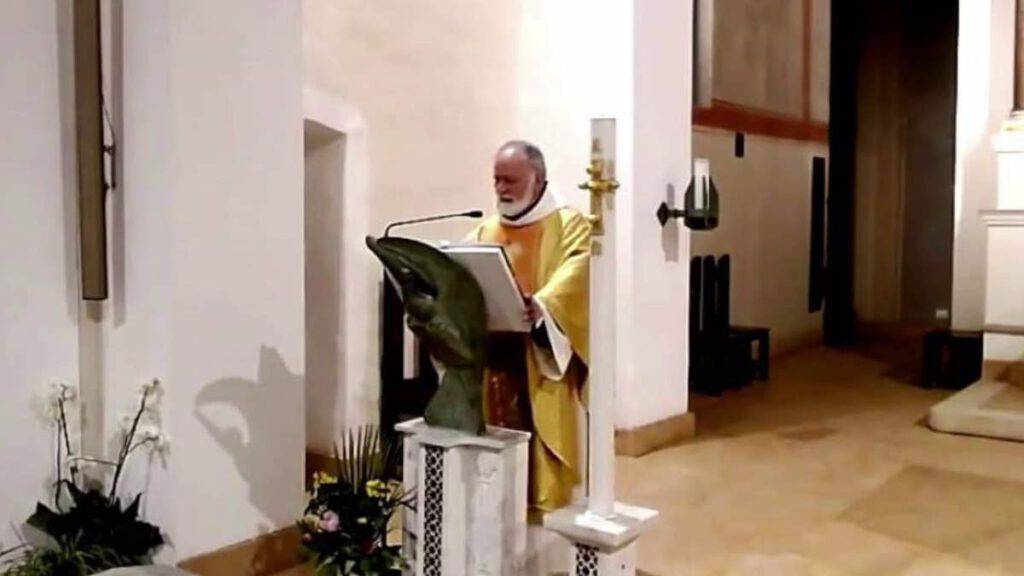 Padre Cristoforo Amanzi celebra la Santa Messa 