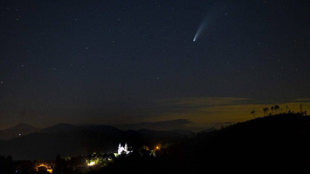 La Stella Cometa Neowise Sopra Il Santuario Di Roverano Spettacolare La Stella Cometa Neowise Sopra Il Santuario Di Roverano Spettacolare
