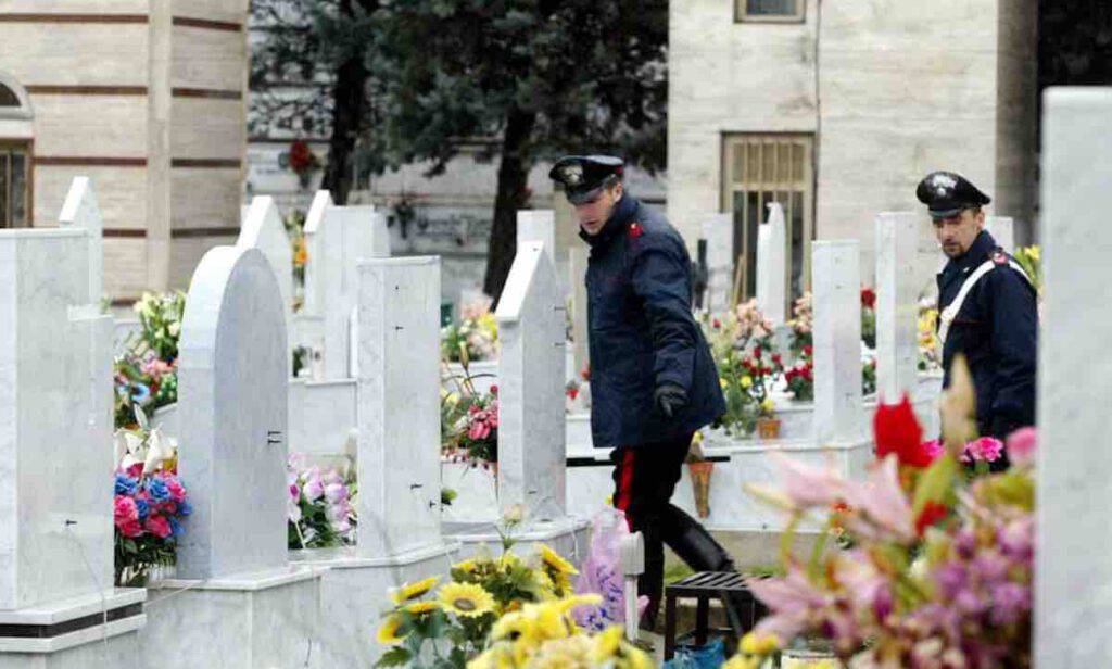 Sepolto dopo 2 mesi vaga per il cimitero