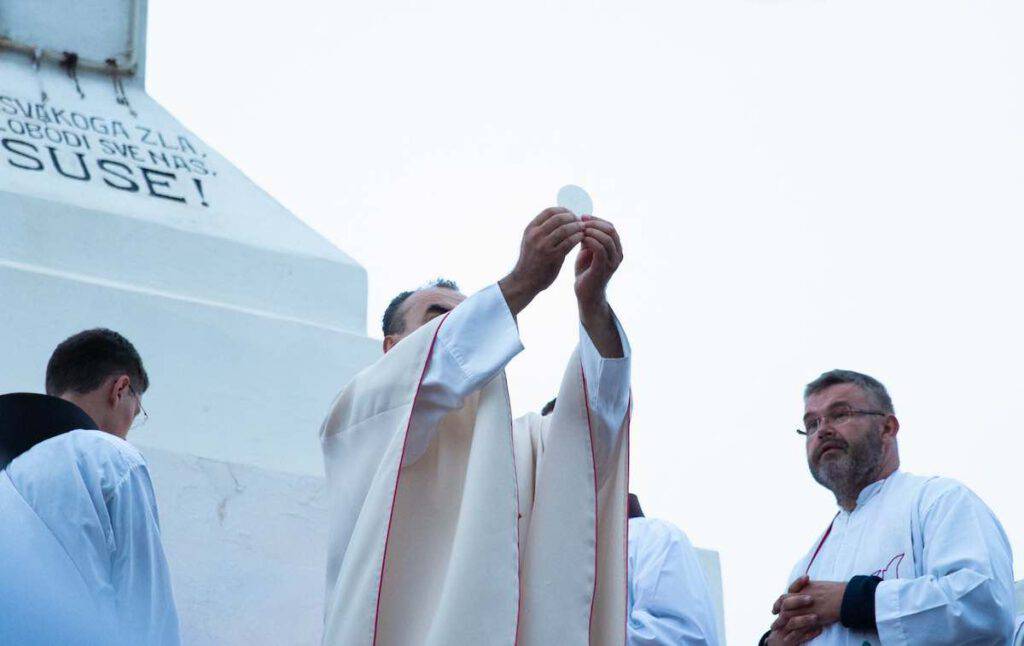 Padre Marinko Sakota, parroco di Medjugorje, celebra la messa conclusiva del 31° Festival 