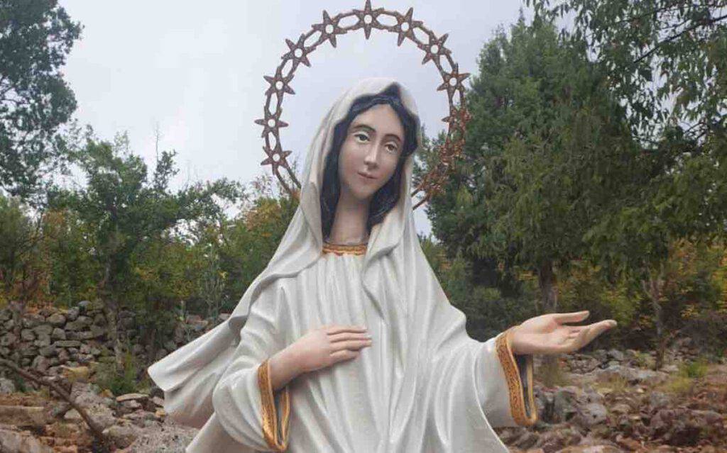 La statua della Madonna ritorna dopo mesi alla Croce Blu