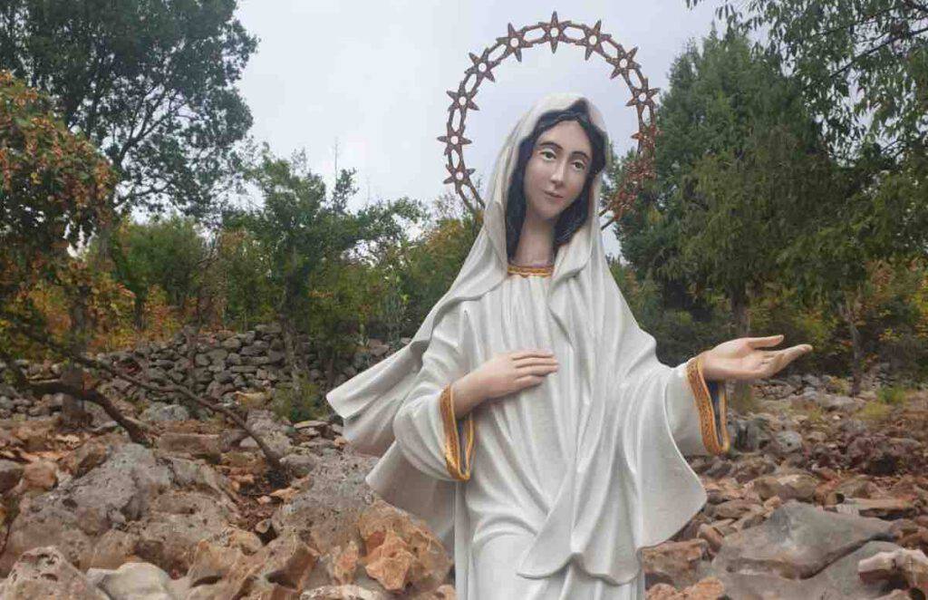 La statua della Madonna ritorna alla Croce Blu dopo mesi