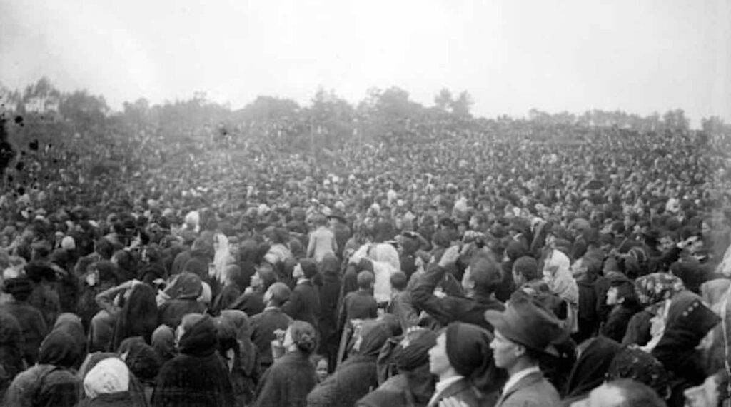 Fatima, 13 ottobre 1917: folla sbalordita dal sole