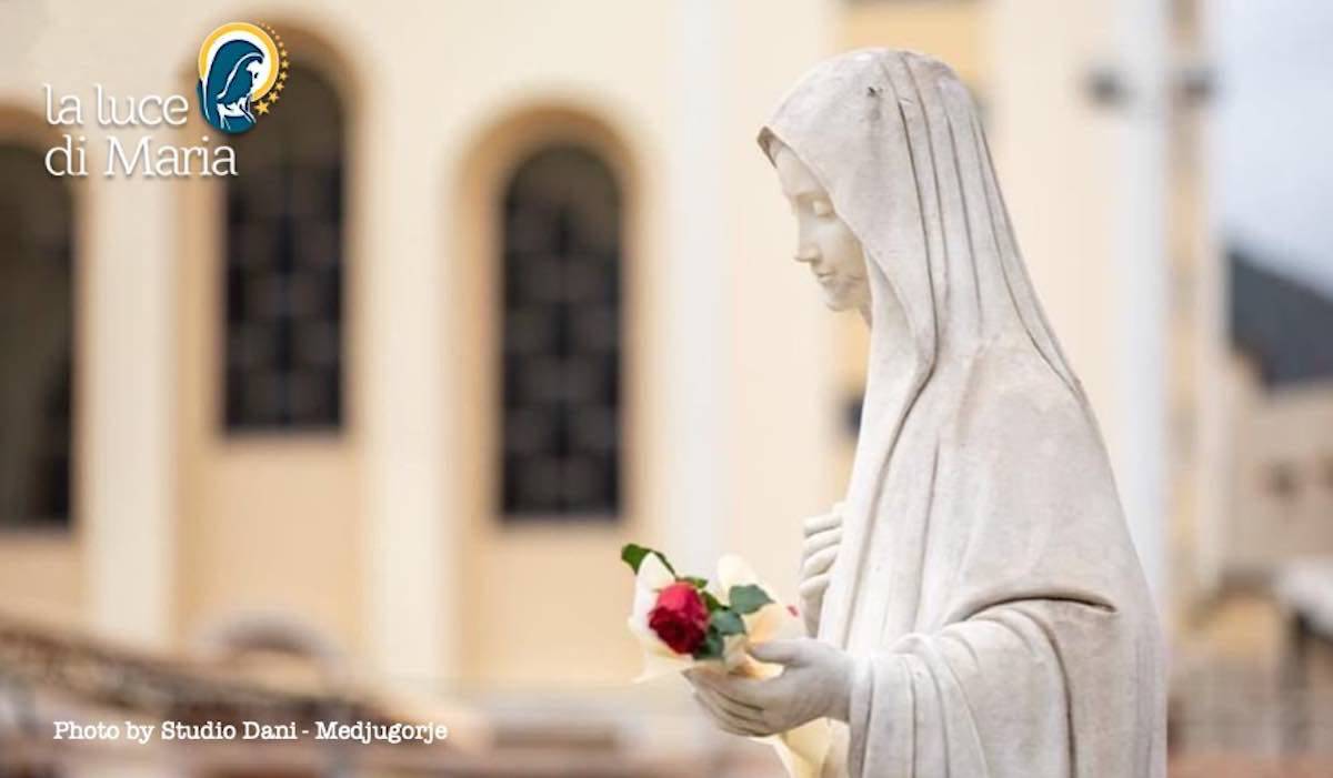 Madonna di Medjugorje davanti alla chiesa