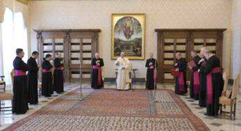 Udienza generale: “La Chiesa non è un partito, si fonda su Eucaristia, preghiera e Spirito!”