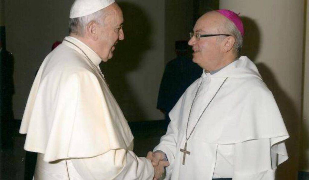 Vescovo monsignor Frendo, stringe la mano a Papa Francesco