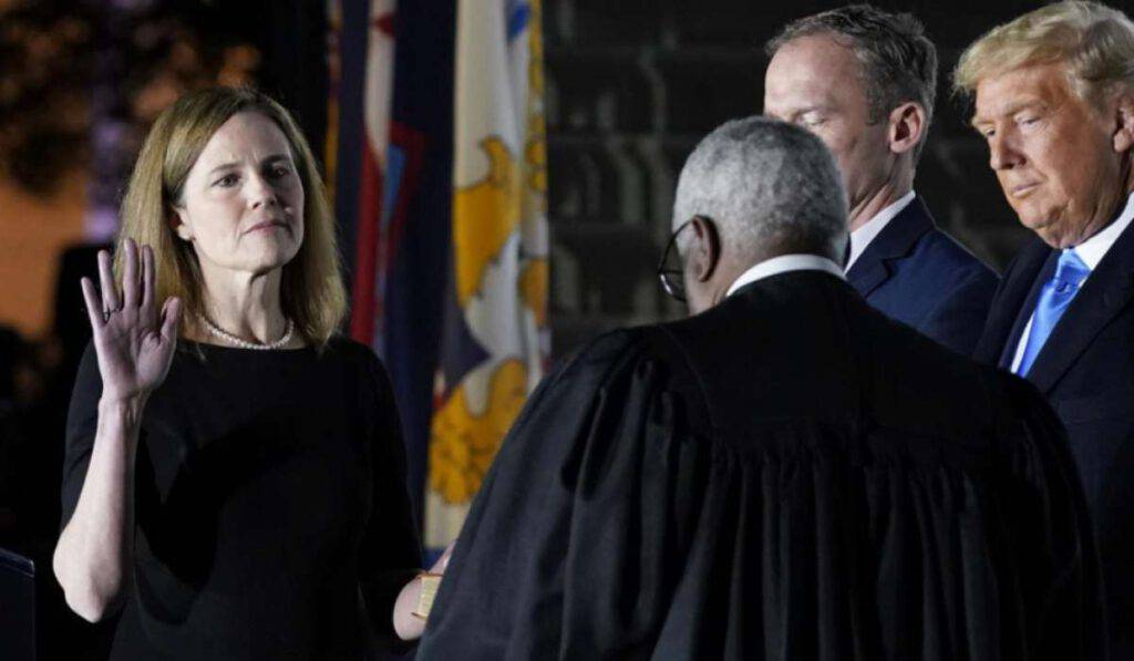 Usa, Amy Coney Barrett durante il giuramento, affiancata dal Presidente Donald Trump 