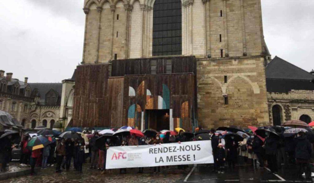 I cattolici in piazza per la Messa