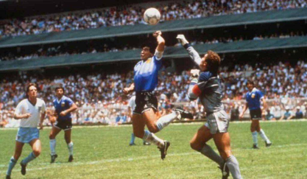 Maradona e la fede, quel gesto che vale il Paradiso