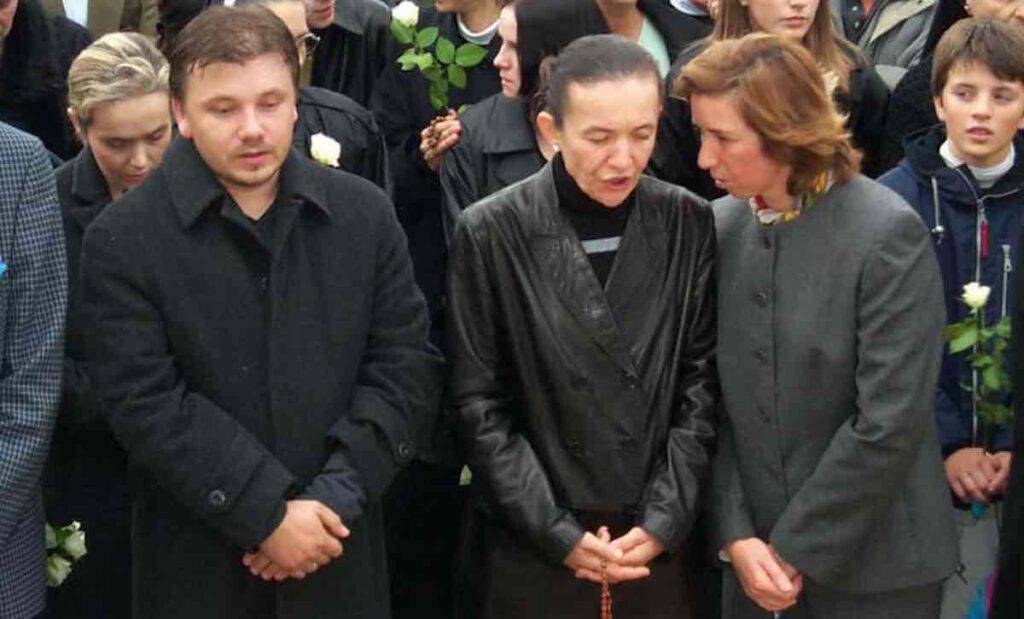 Al funerale erano presenti i veggenti, nella foto, Jakov, Vicka e Marija 