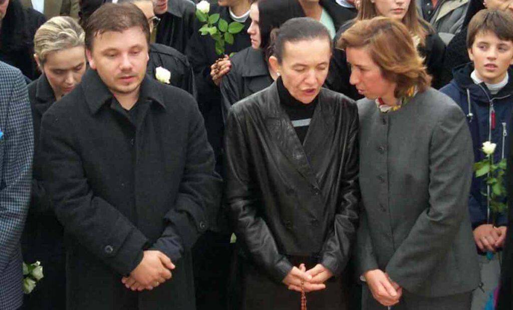 Al funerale erano presenti i veggenti, nella foto, Jakov, Vicka e Marija 