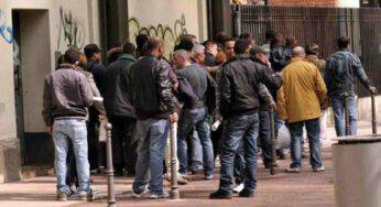 Sono in fila alla mensa dei poveri: i vigili li multano per assembramento!
