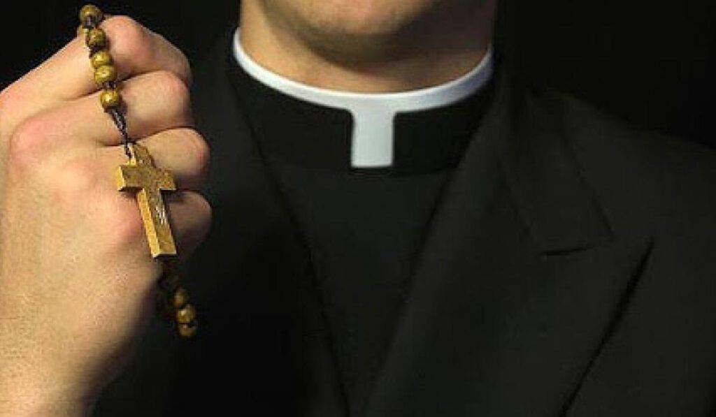 La Chiesa ama e rispetta tutti, ma non a madrina lesbica per Cresima 