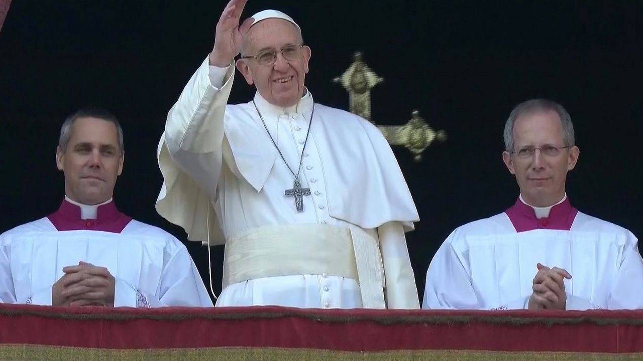 “Urbi et Orbi”: Papa prega per famiglie impossibilitate a ricongiungersi – Video
