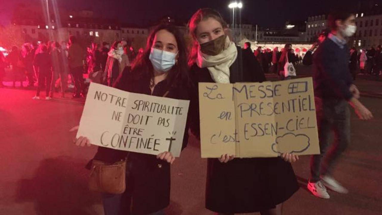 Giovani a protezione delle chiese: in Francia rinasce la fede?