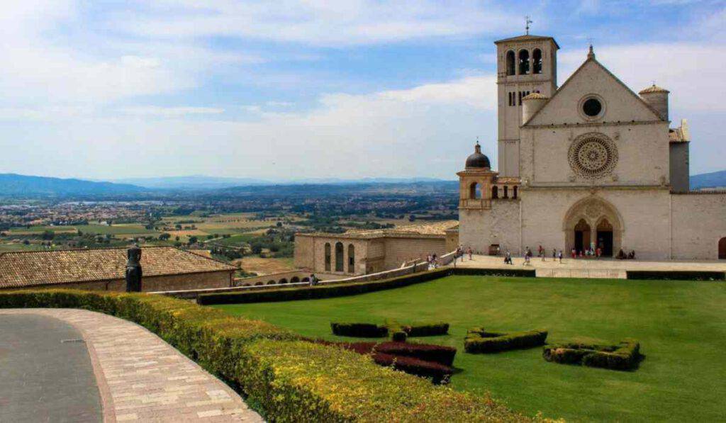 Assisi senza pellegrini grida aiuto