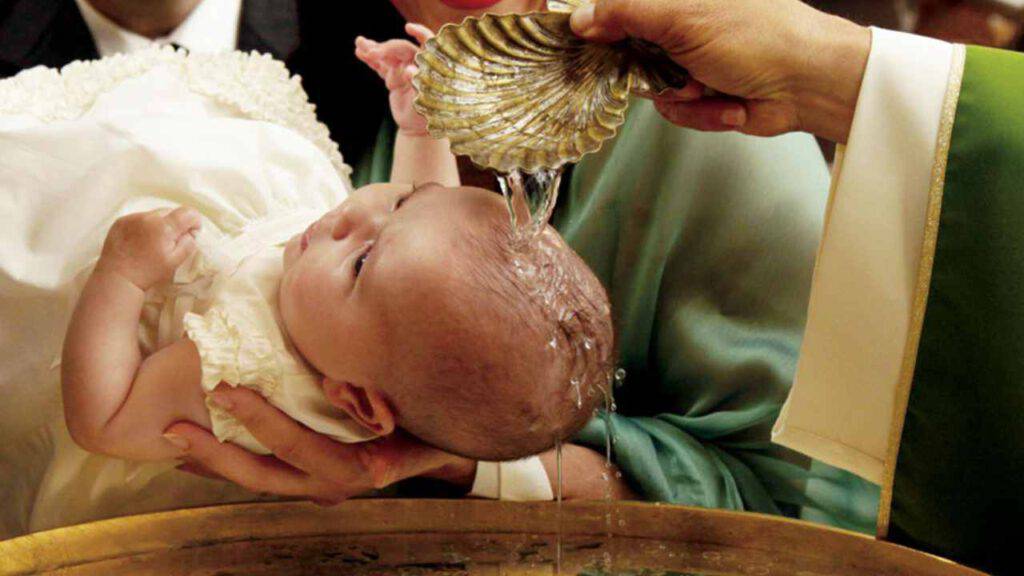 battesimo bambino acqua chiesa