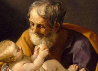 Giuseppe adagia Gesù con amore nella mangiatoia