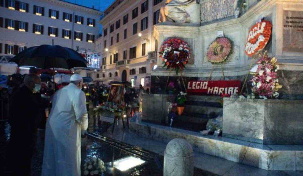 Il Papa visita a sorpresa l'Immacolata