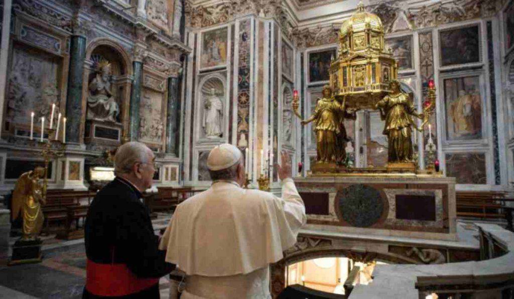 Il Papa visita a sorpresa l'Immacolata