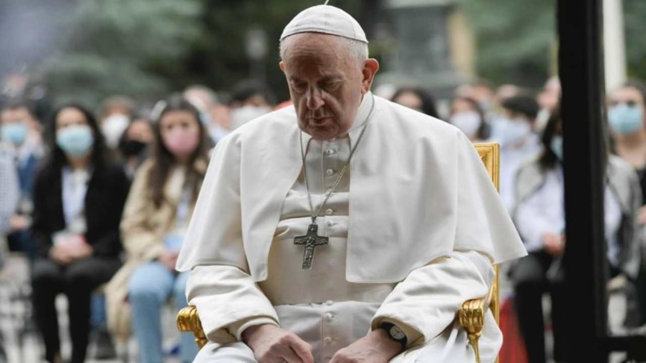 Papa Francesco indisposto