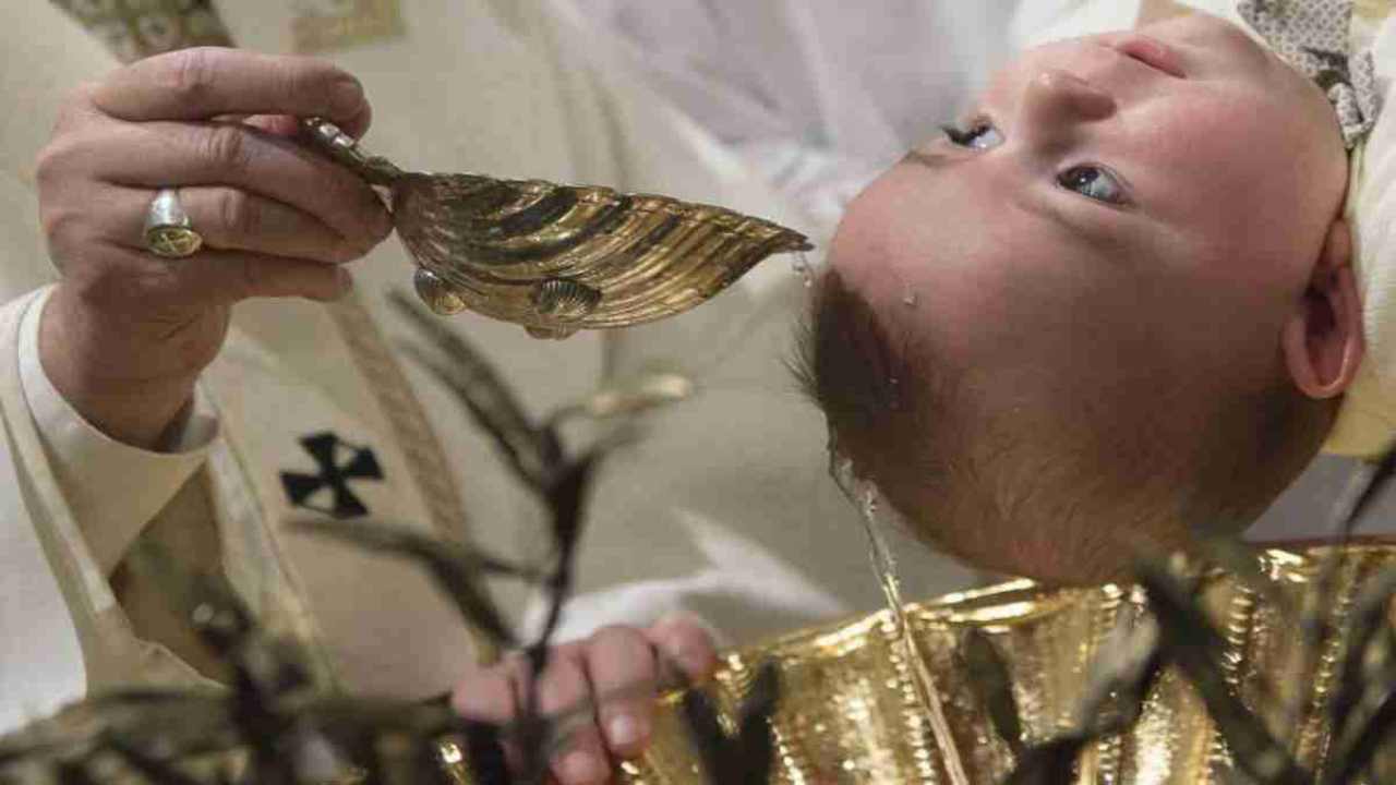 Papa Francesco battezza i piccoli nella Cappella Sistina