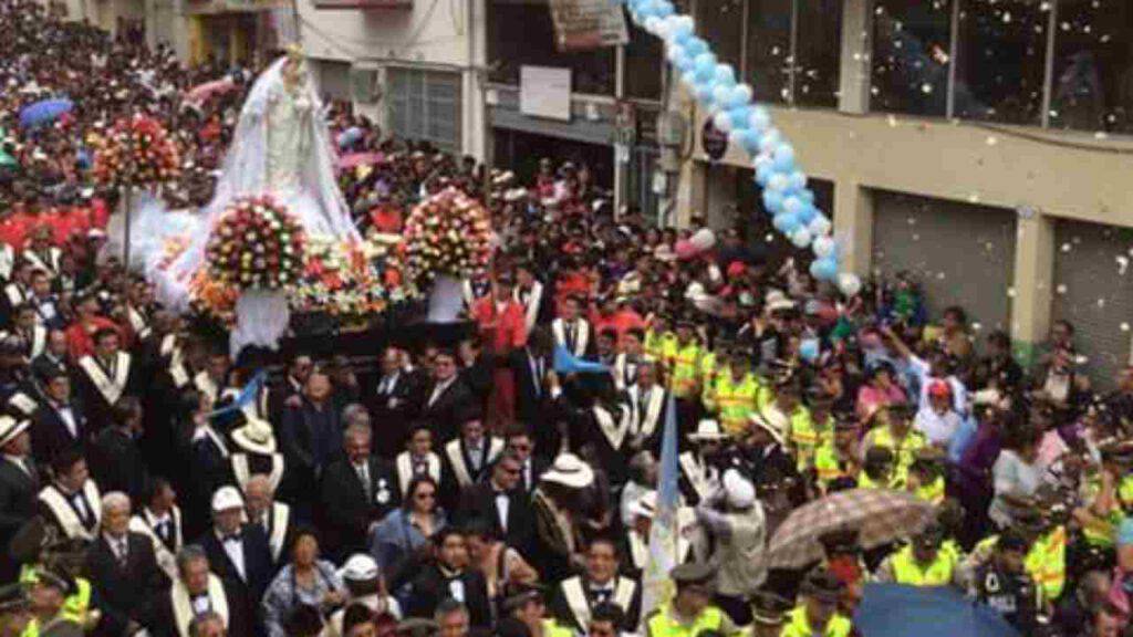 ecuador madonna nube processione