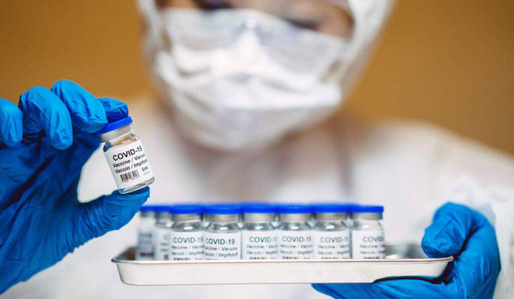 Vaccino, si pensa all'obbligatorietà: ma i dubbi sono tanti