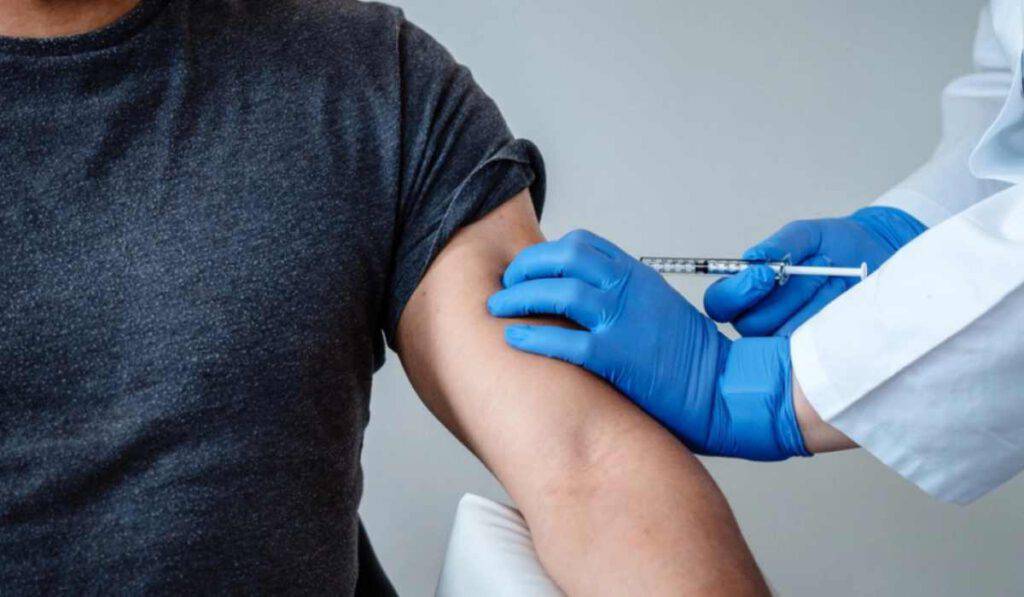 Vaccino, si pensa all'obbligatorietà: ma i dubbi sono tanti