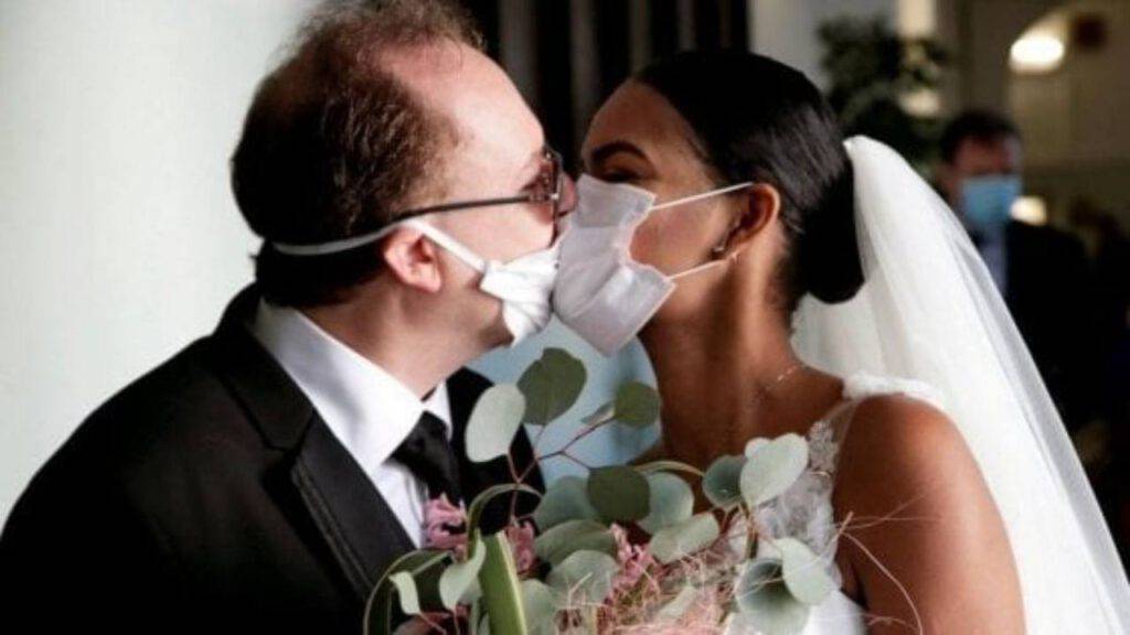 bacio matrimonio covid mascherina