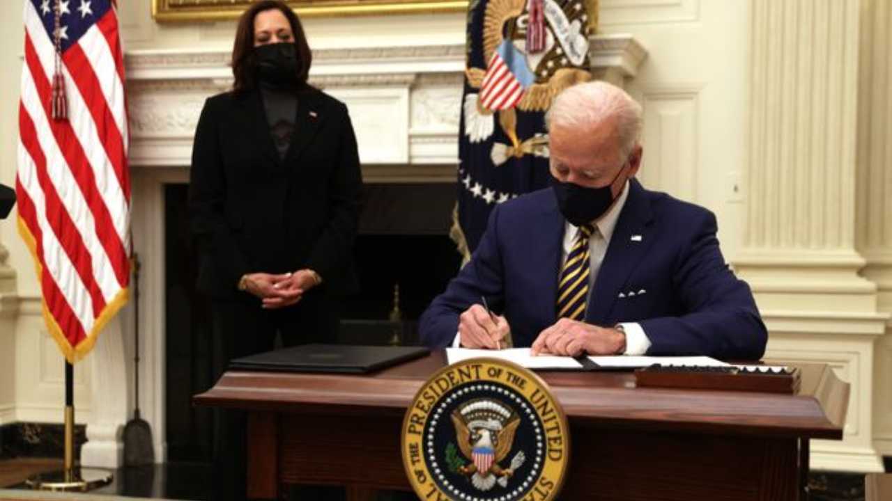 joe biden kamala harris firma decreti casa bianca